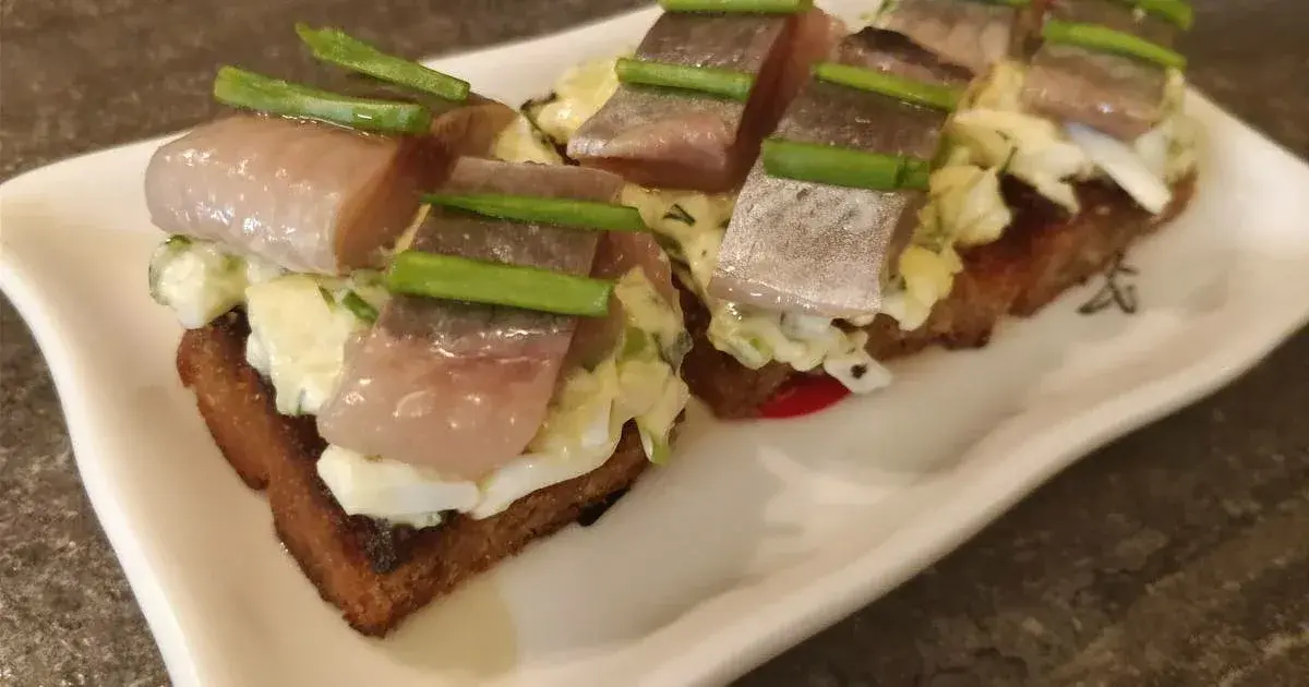 Традиционная закуска на 10 ноября: бутерброды с селедкой и черным хлебом.