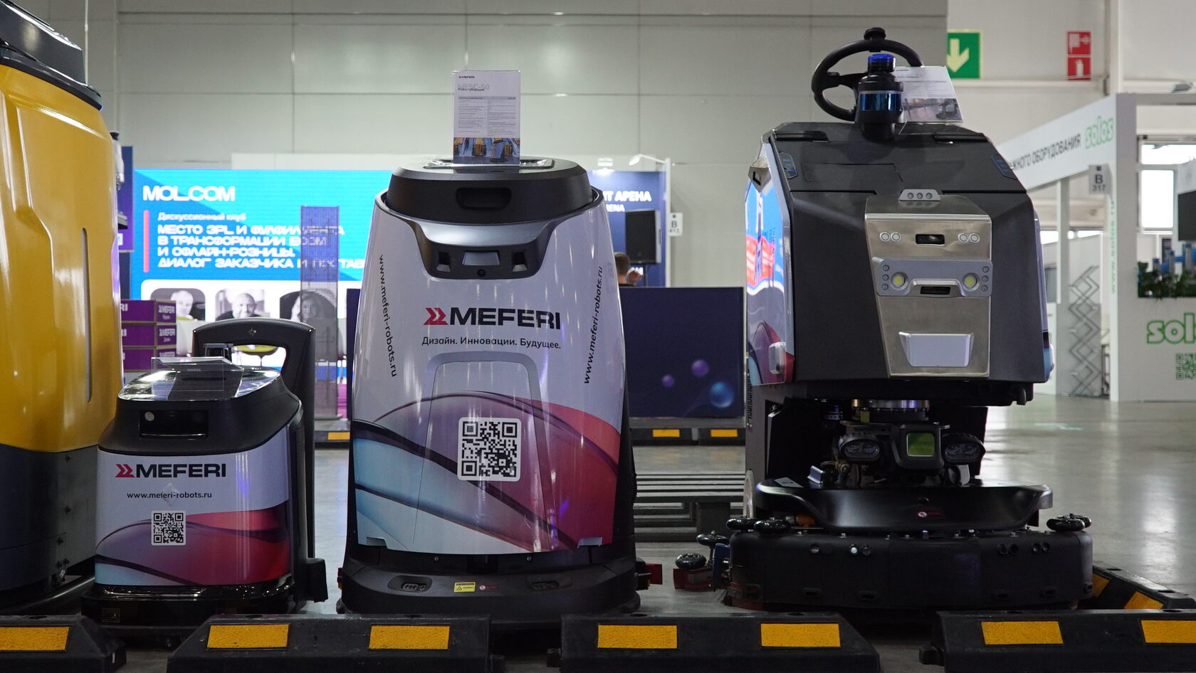 Демонстрация роботов на выставке логистики