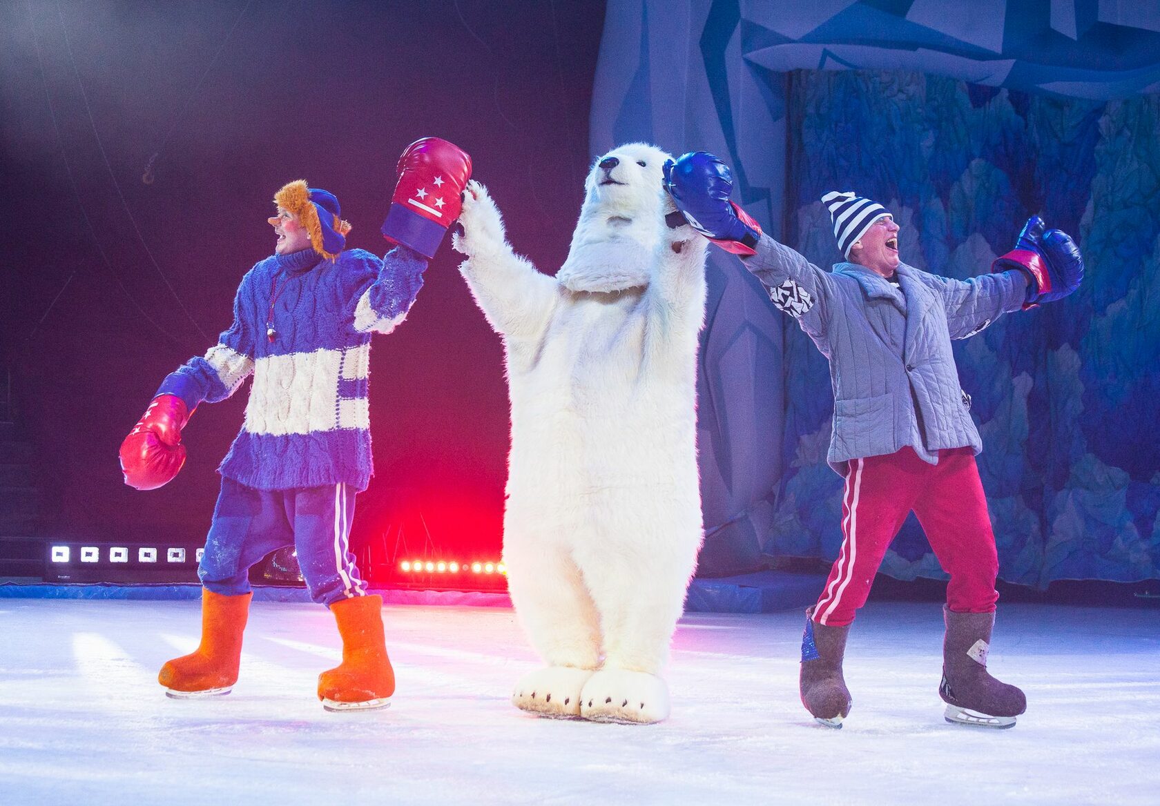 Цирк на льду айсберг воронеж. Медведи на льду цирк. Шоу на льду Айсберг. Цирк на льду Екатеринбург.