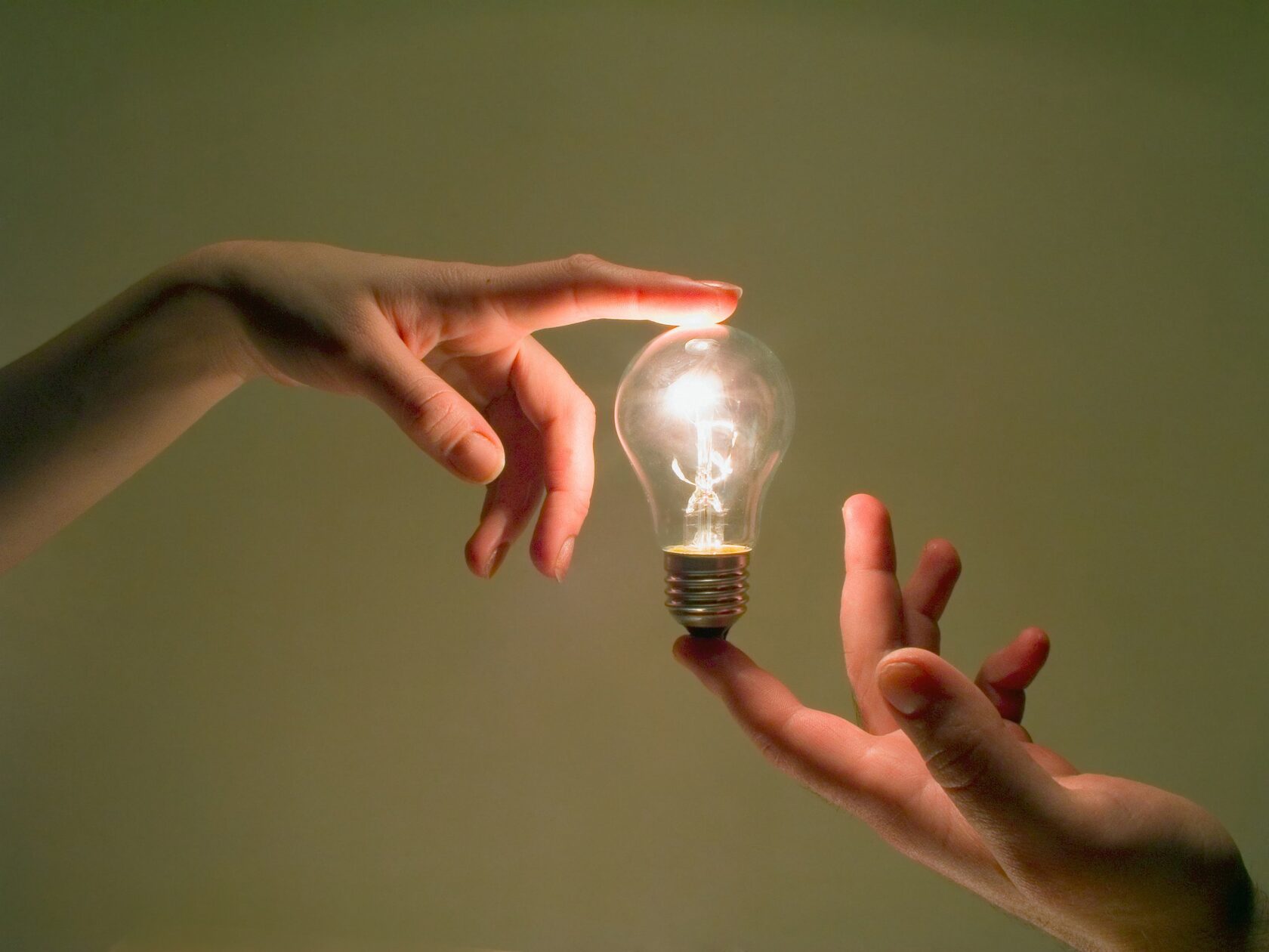 Зажги все лампочки. Лампочка в руке. Лампа в руке идея. Лампочка Энергетика. Человек с лампочкой.