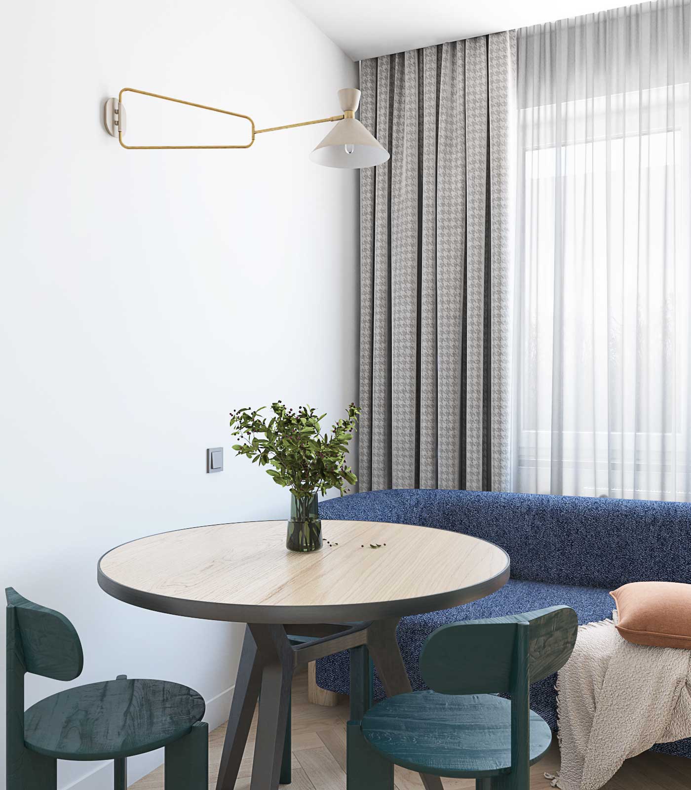 Обеденный круглый стол, деревянные стулья, синий диван на кухне.