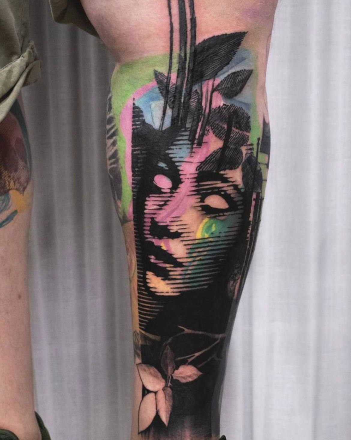 Деталь татуировки в технике Blast Over