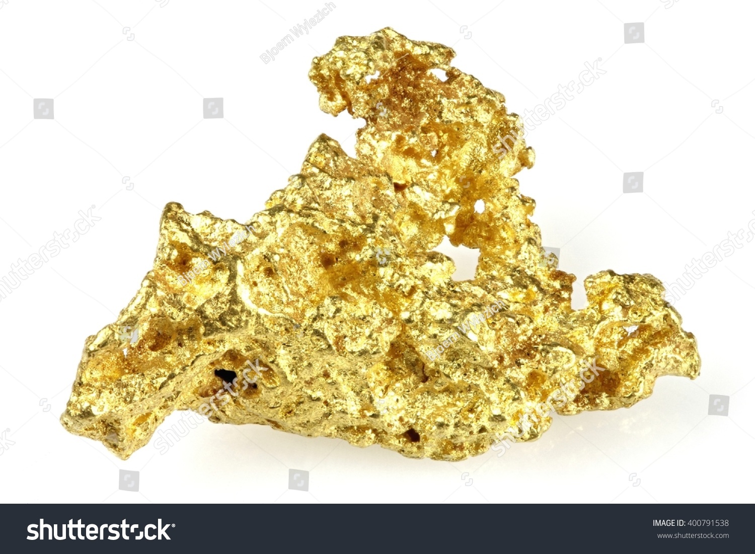Куски золота на белом фоне