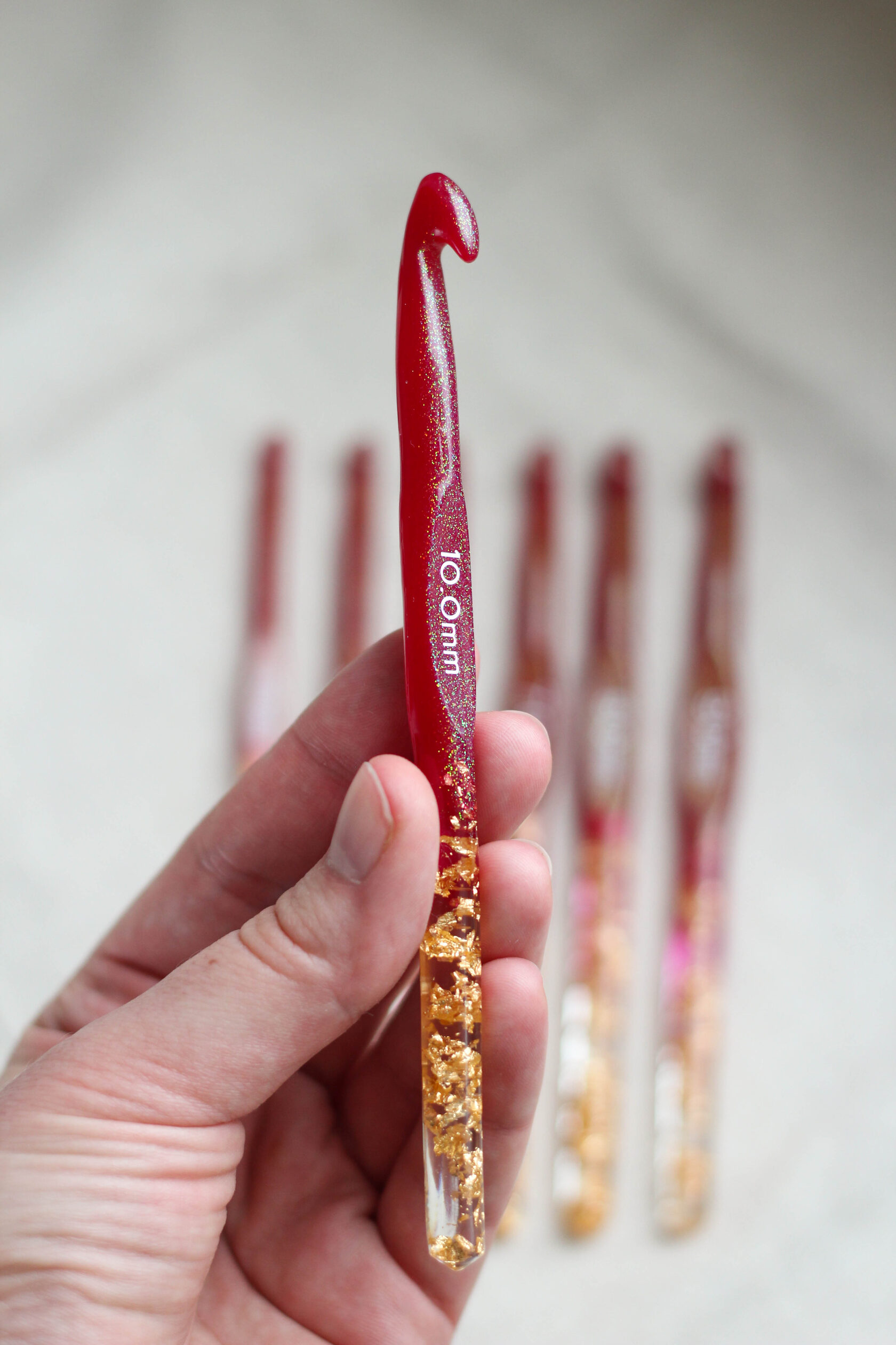 Крючки для вязания из эпоксидной смолы красные