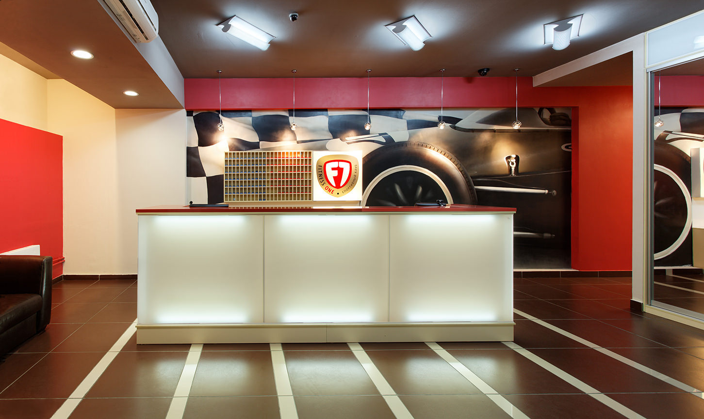 Фитнес ссср верейская. Оформление ресепшена фитнес клуба. Ресепшн спортивного клуба в красных цветах. Ресепшн фитнес клуба в ретро стиле. Оформление шарами ресепшена в фитнес клубе.