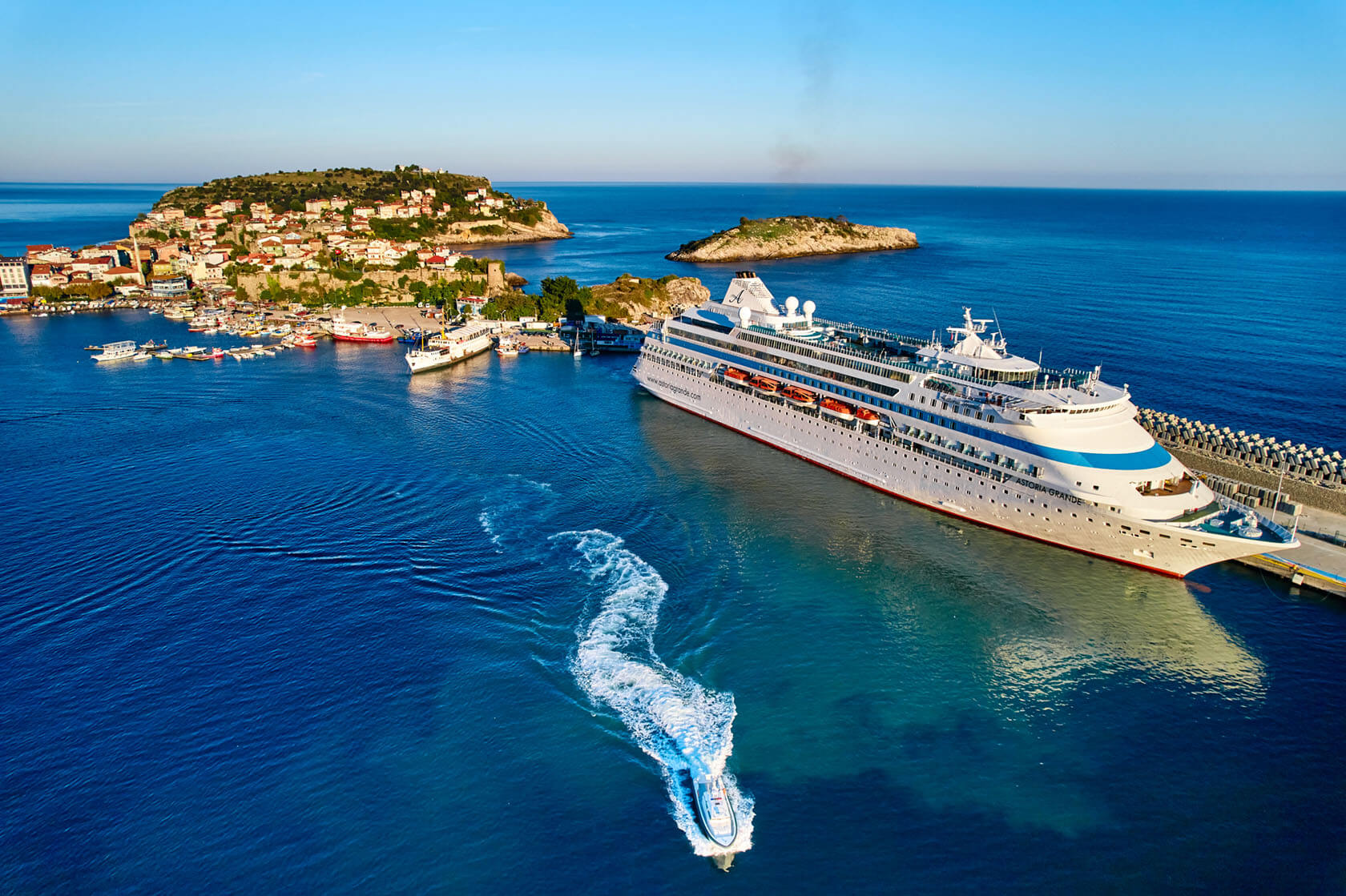 лайнер у причала