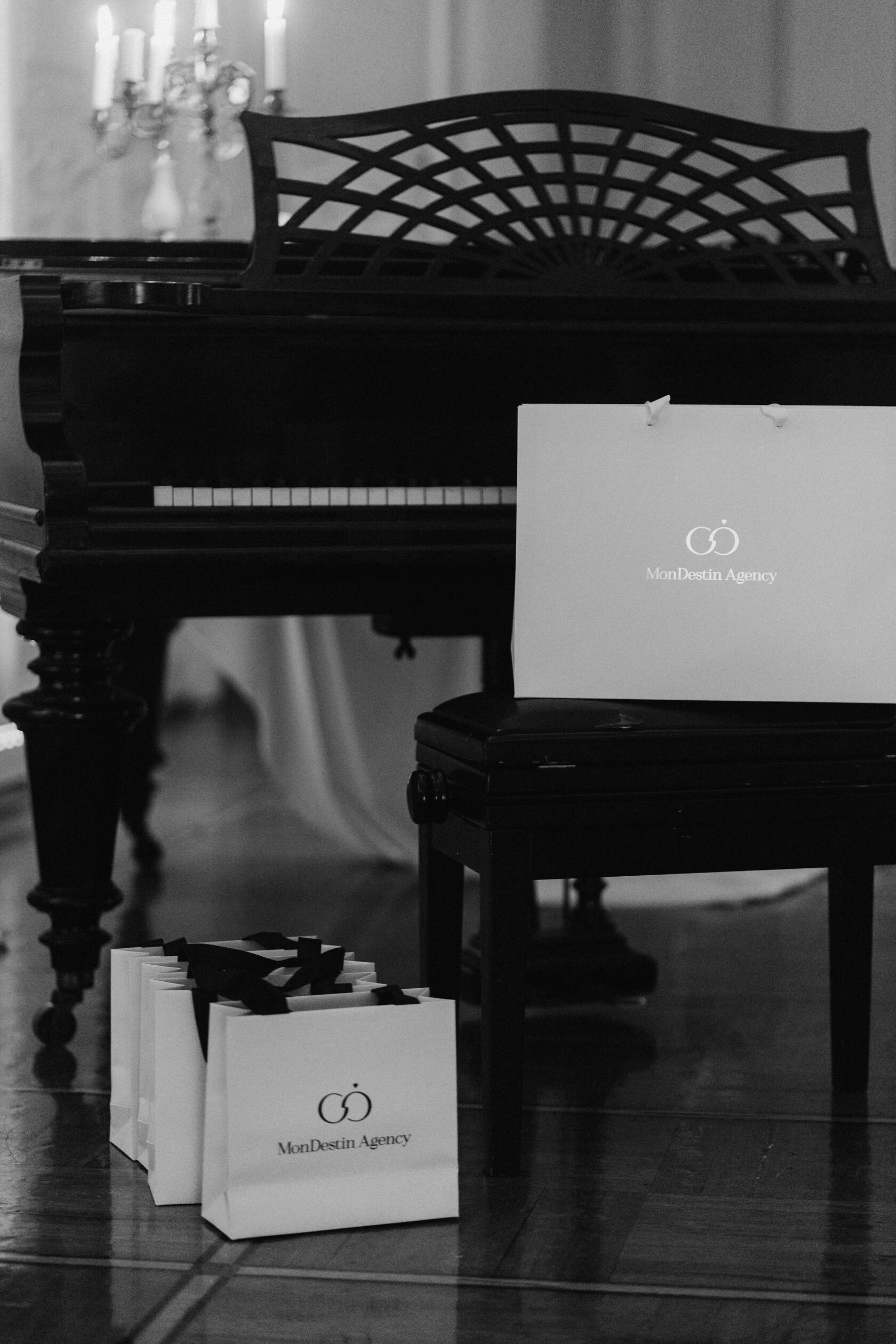 брендированные пакеты Mondestin на свадьбе 