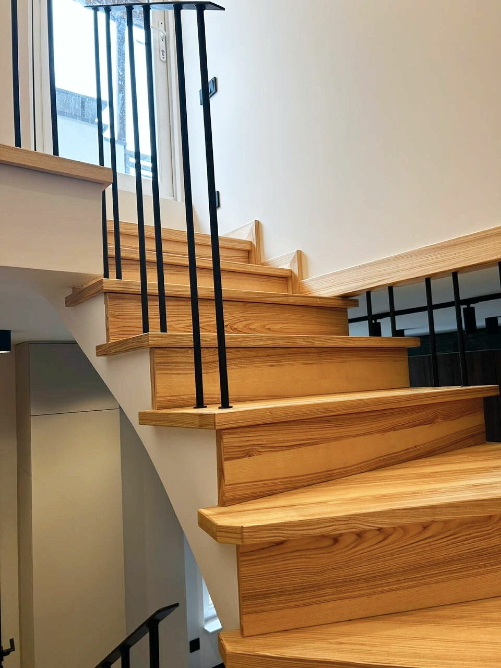 лестница в квартиру из шпона ясень 