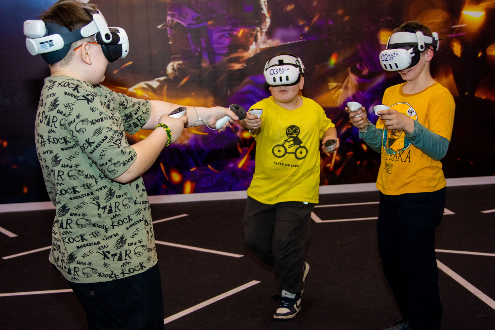 Школьники активно играют на VR-арене Baza VR во время выпускного