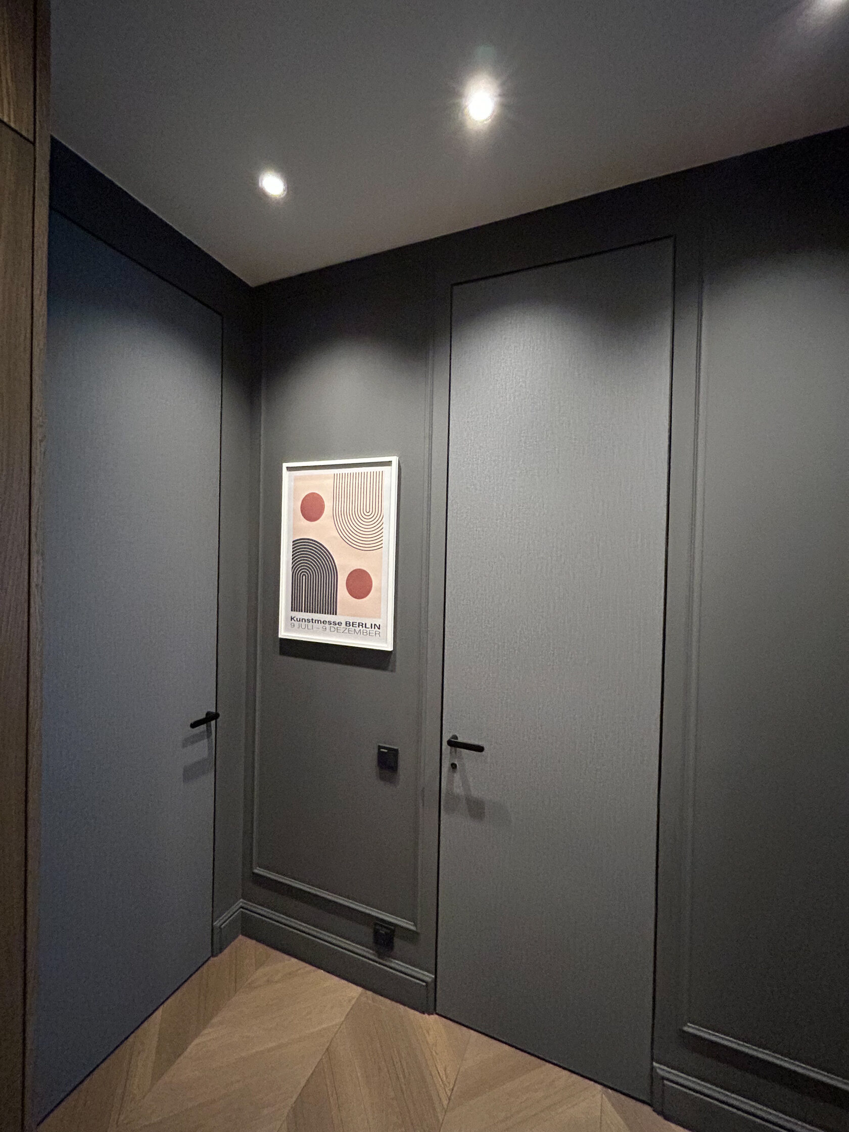 alt: Ремонт и отделка гостиной с декоративной покраской стен title: Современный серый косметический ремонт квартиры в Санкт-Петербурге