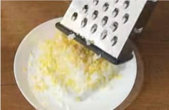 Приготовление рулета из лаваша с рыбными консервами, яйцом, сыром и зеленью: шаг 3