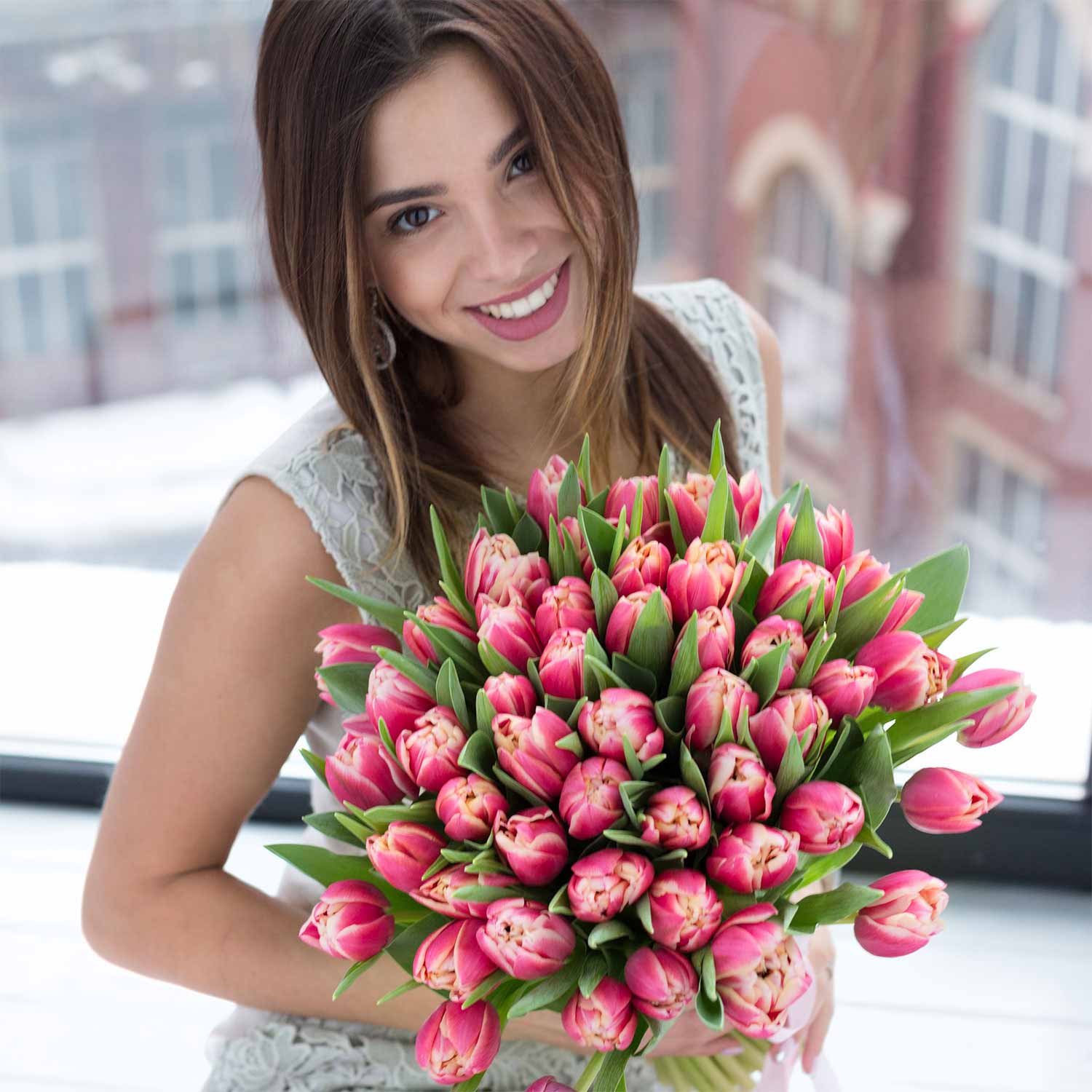 Девушка с букетом тюльпанов