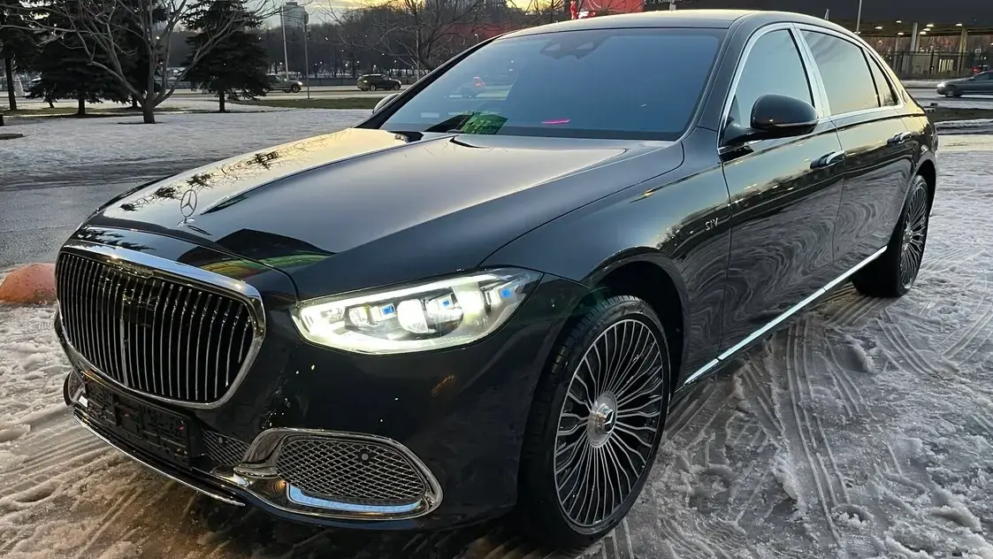 Премиальный трансфер в аэропорту Алматы Mercedes Maybach с водителем