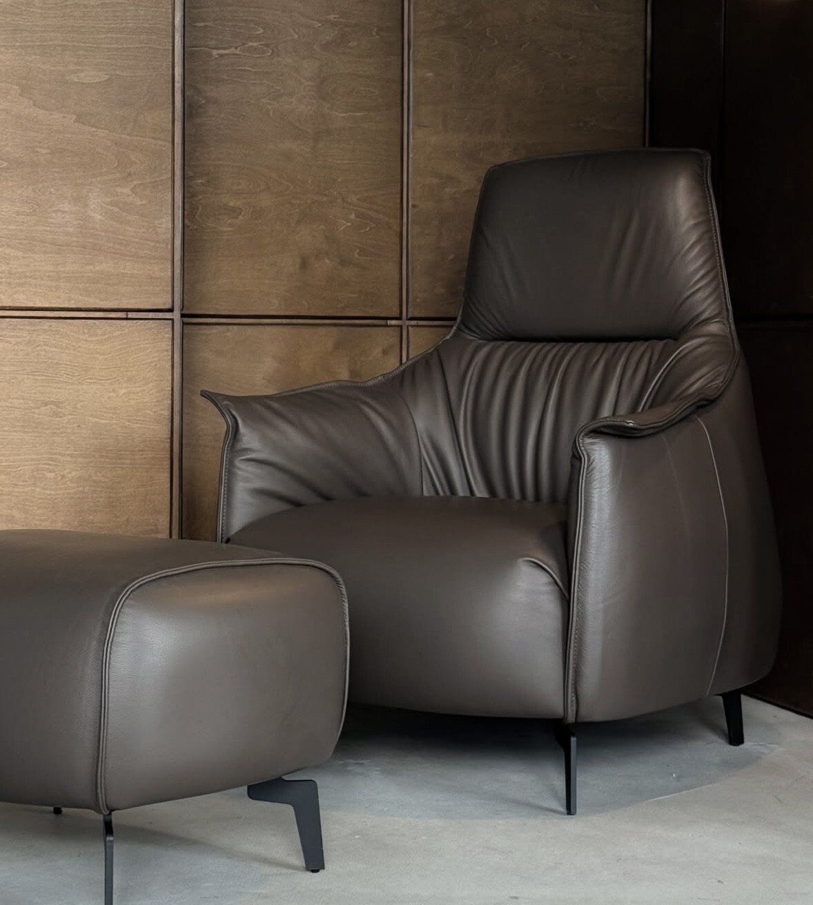 кожаное кресло