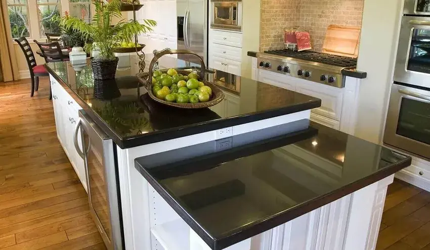 Черная гранитная столешница Black time в современной кухне