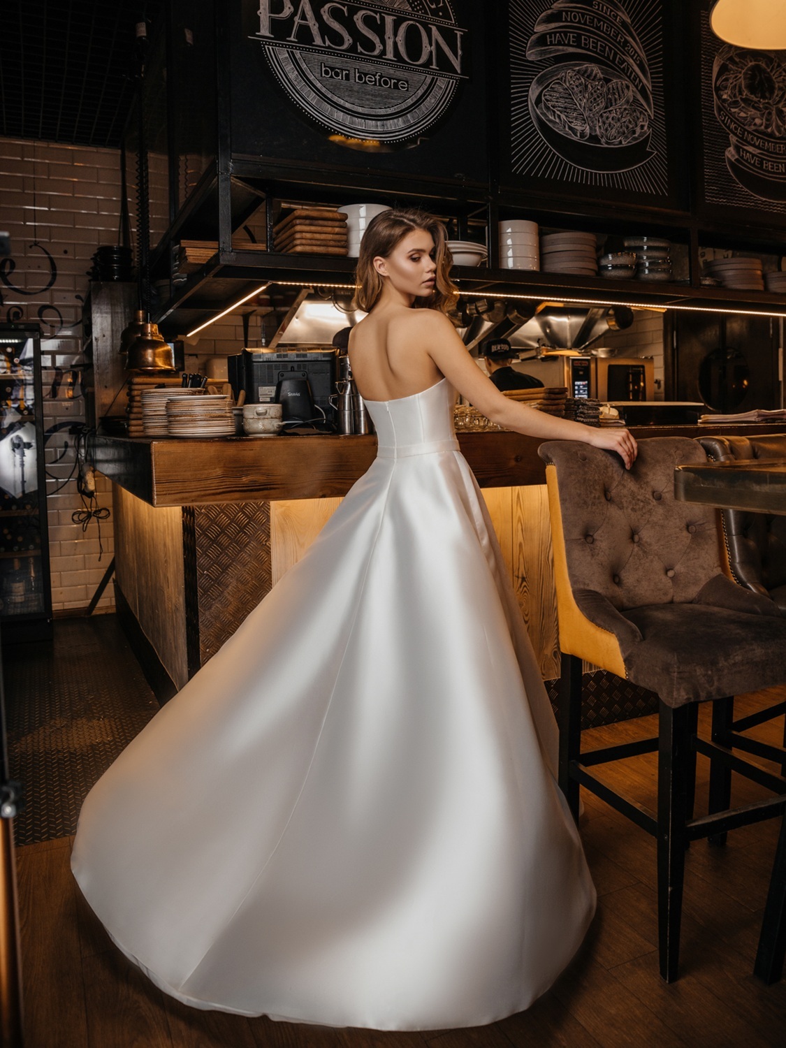 Свадебное платье атласное со шлейфом и разрезом