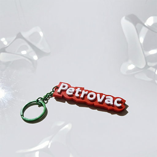 Brendirani suvenirski privjesak sa natpisom Petrovac (Crna Gora)