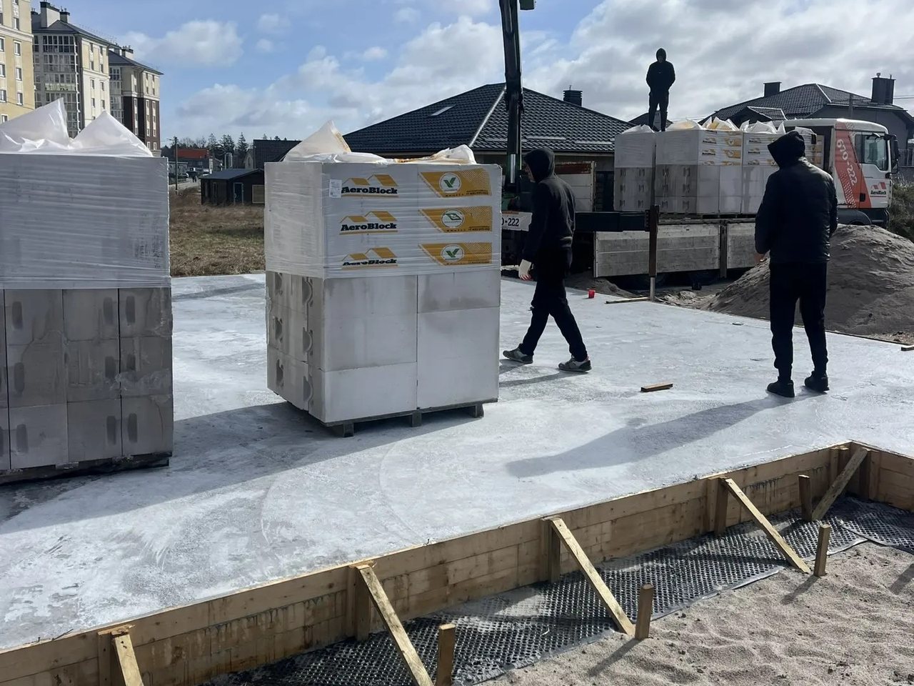 Готовая монолитная плита на нашем объекте, разгрузка газобетона
