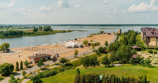 Пляж и набережная курорта Завидово с высоты