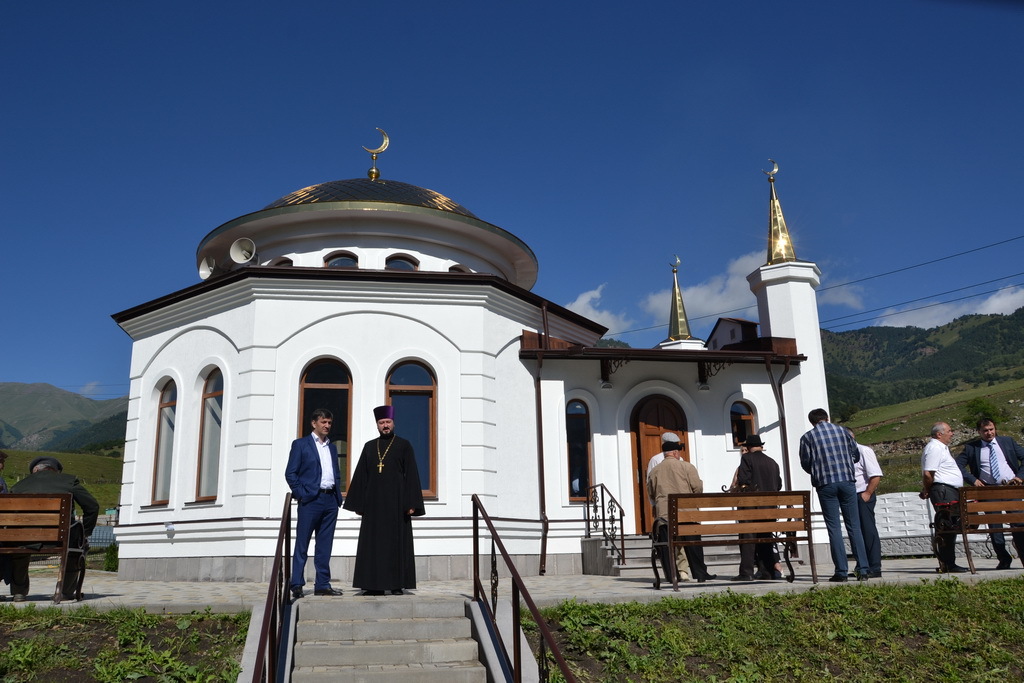 Аул джегута. Мечеть в Карачаево Черкесии. Соборная мечеть Усть Джегута. Соборная мечеть в Карачаевске. Карачаево Черкесово мечеть.