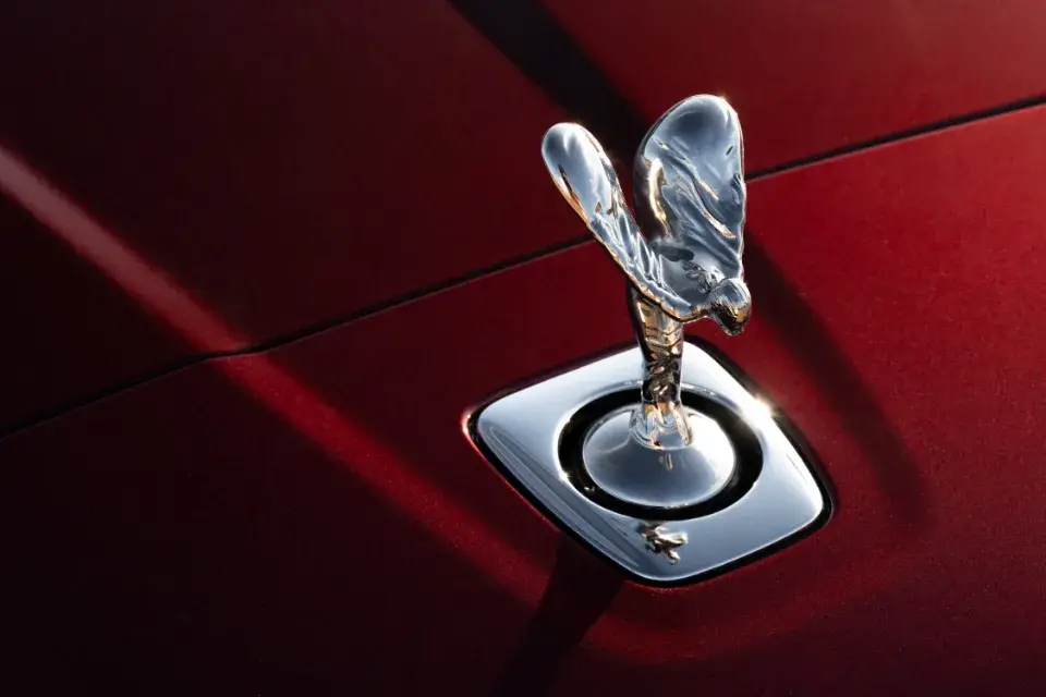Spirit of Ecstasy на капоте Rolls-Royce