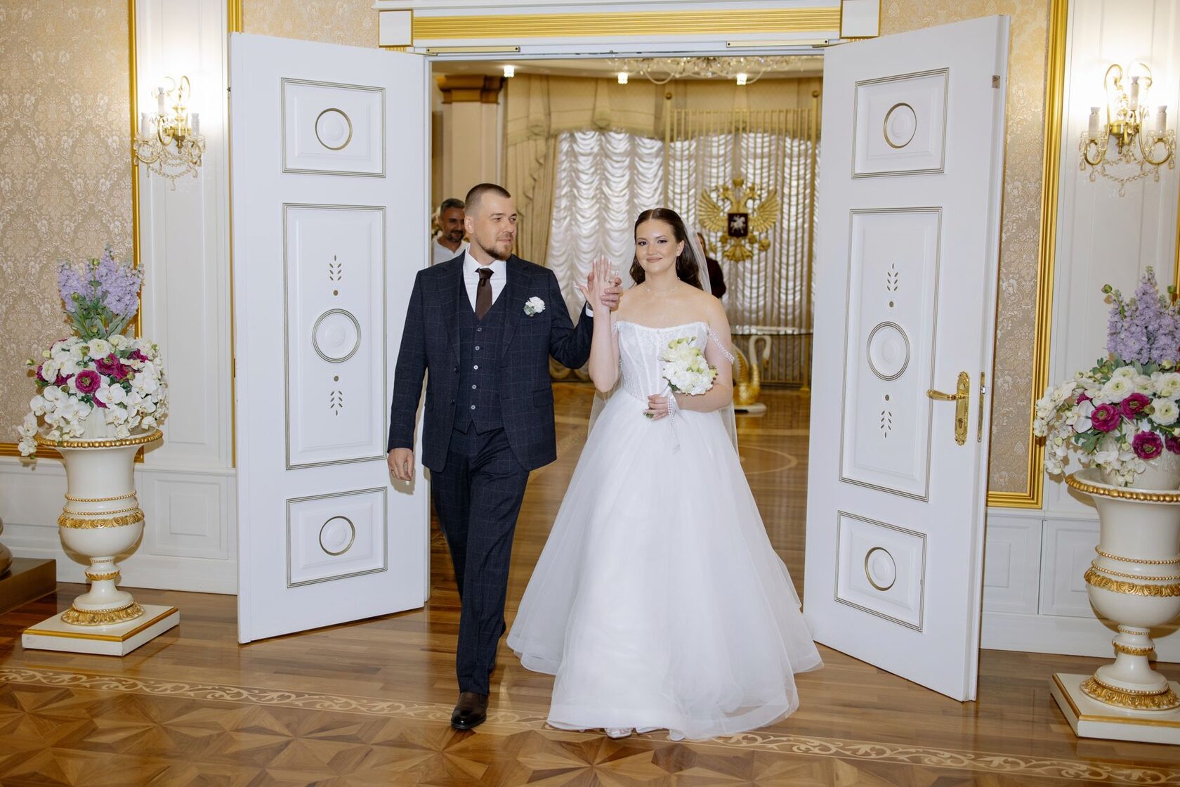Выход пары к гостям