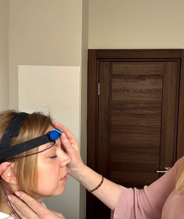 Специалист аккуратно подключает электроды Микро-Лэнар