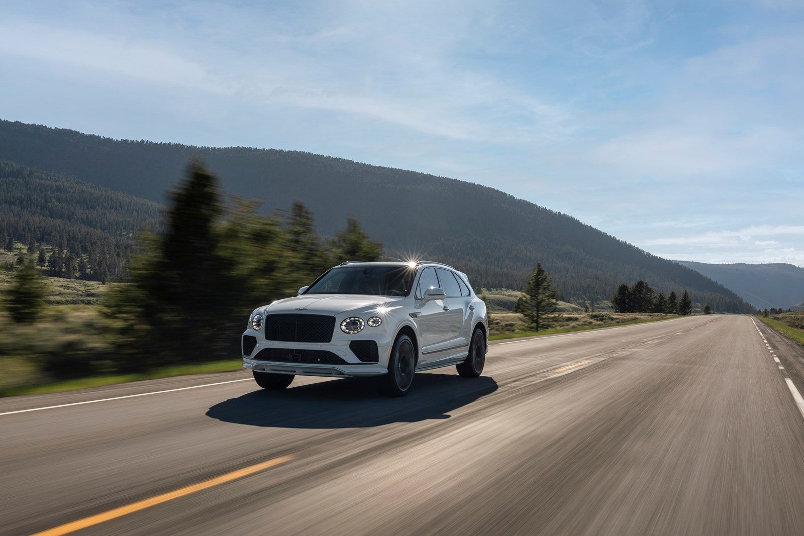 Bentley Bentayga, вид три четверти спереди