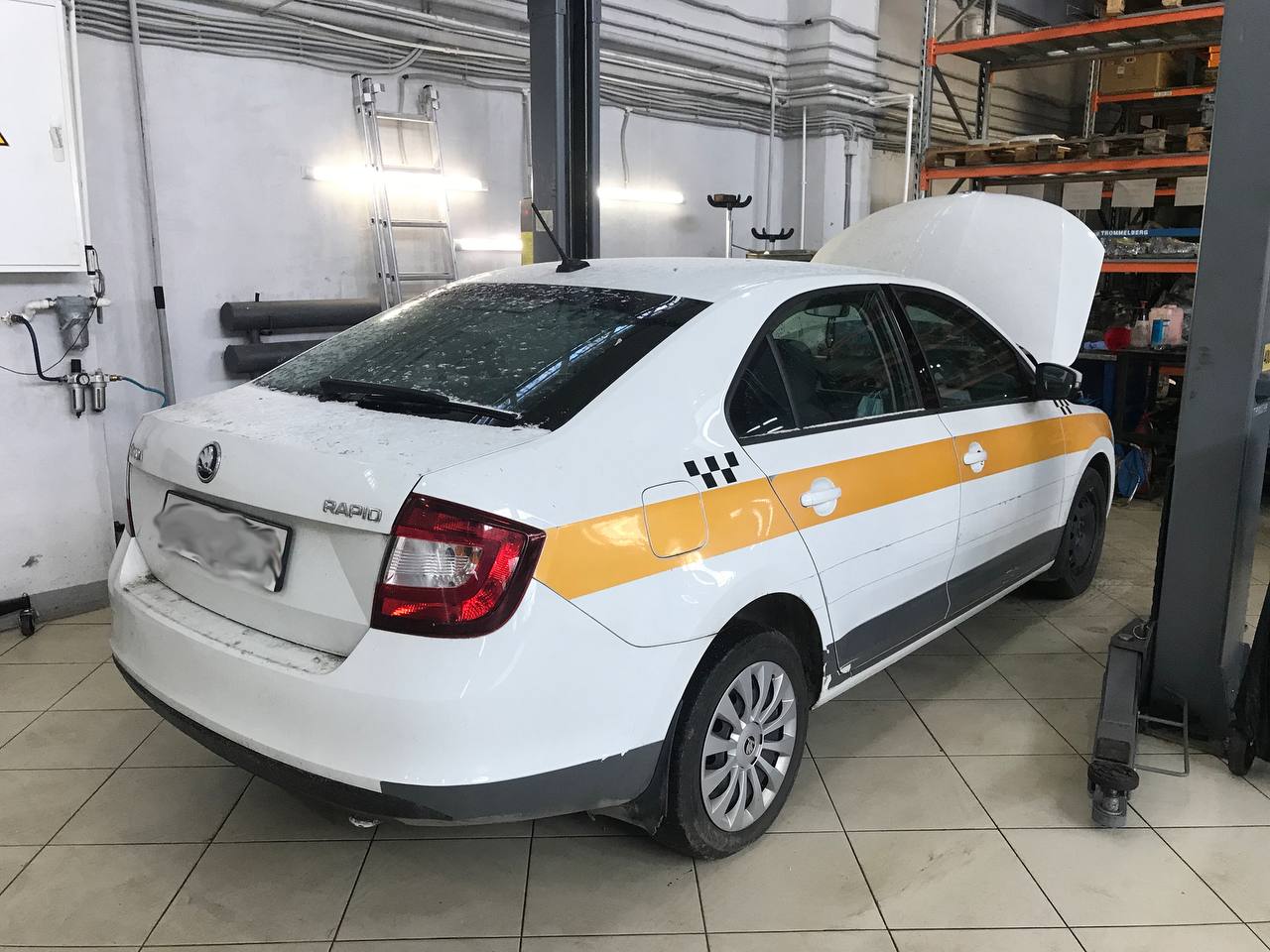 Skoda Rapid в цеху ТРПЛАНТ перед заменой АКПП