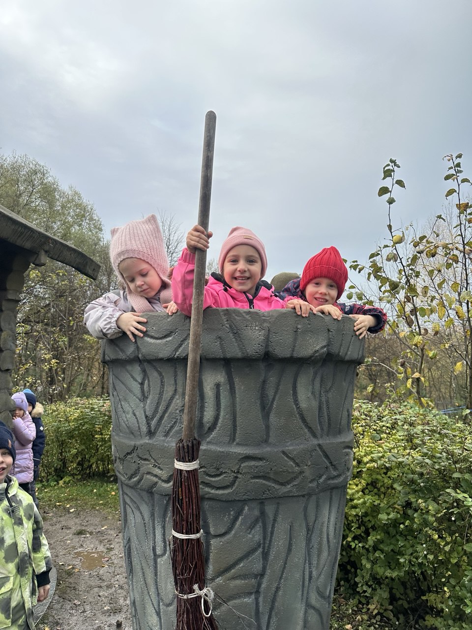 Воспитанники RIS Nursery на экскурсии в Музее сказок А.С. Пушкина слушают сказки, встречают сказочных героев и участвуют в интерактивных играх.