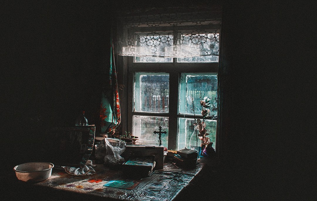 иисус несет свой крест. иосиф бродский рукописи. артур израйлян картины. бог живет в угле. нести свой крест.