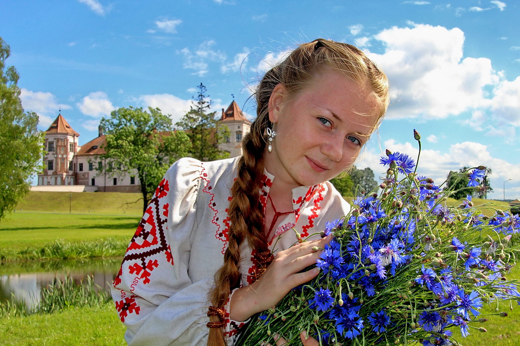 В беларуси можно жить. Белорусские женщины. Девушка с васильками. Красивые Белорусские девушки. Белоруска девушка.