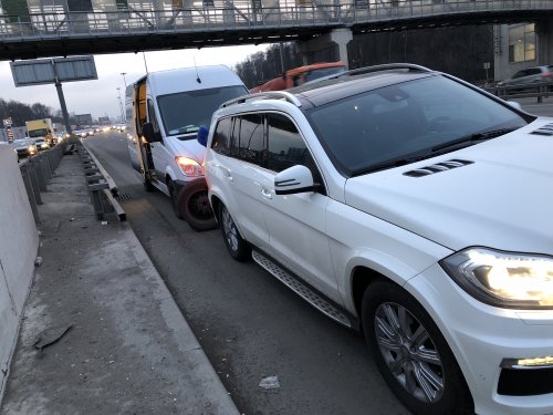 Шиномонтаж на дороге в центе Москвы