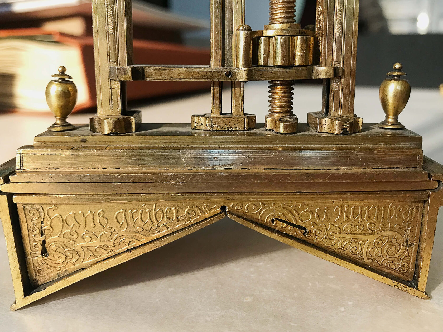 Планка прицельная. Ганс Грубер. Вторая половина XVI века. Коллекция МАЭ РАН (Кунсткамера). Подпись мастера на базе инструмента.