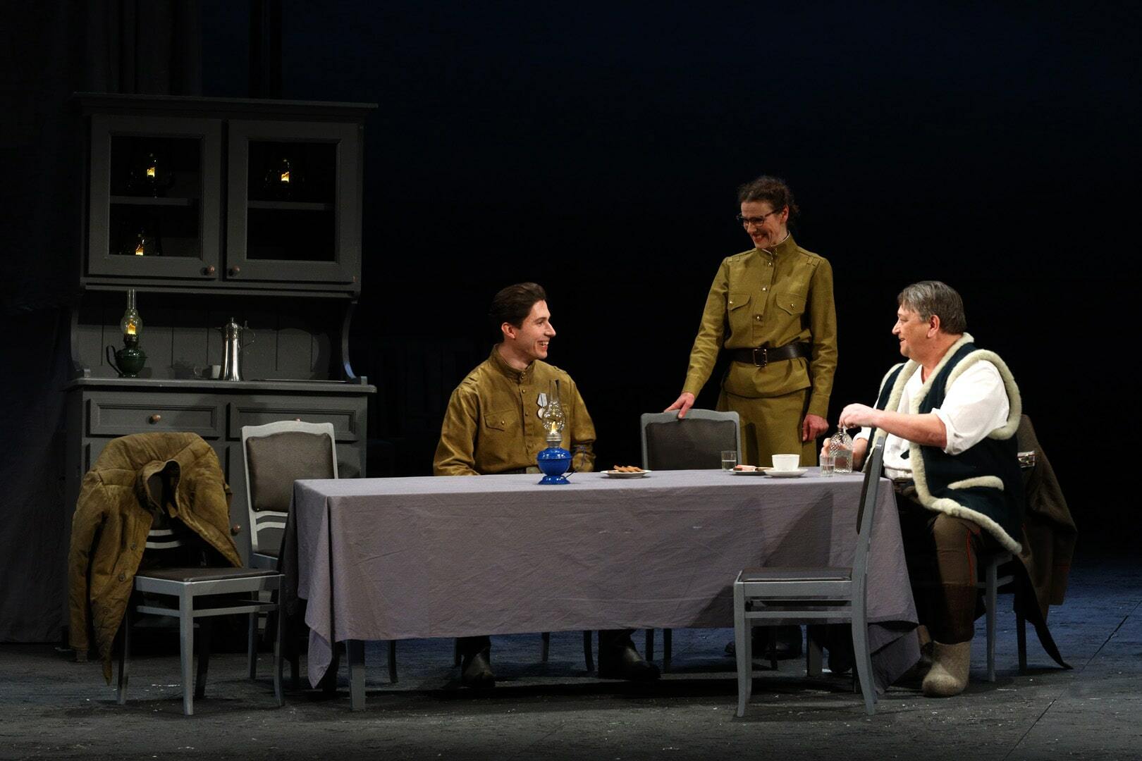 малый театр летят журавли. театр горького спектакль журавли. маленький спектакль. малый театр состав спектакля летят журавли. летят журавли малый театр.