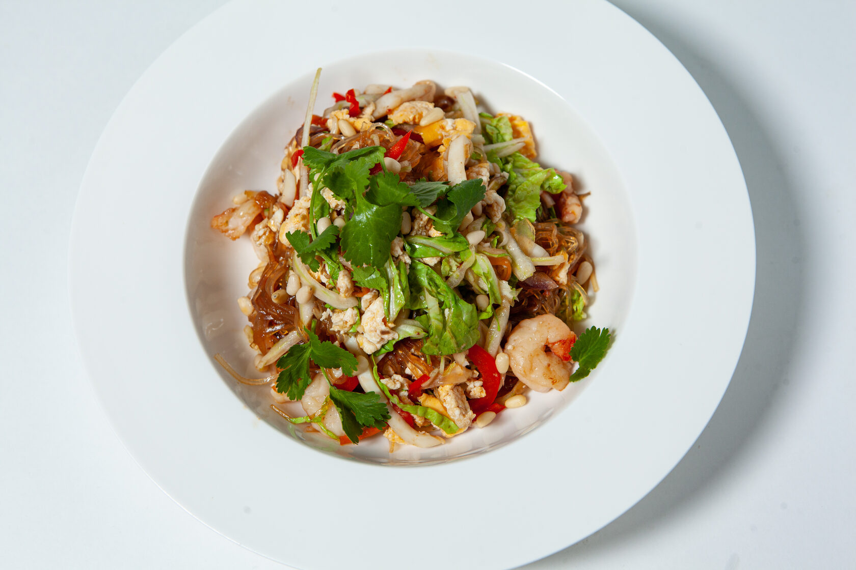 сингапурская лапша с кальмарами и креветками. стеклянная лапша с креветками. стеклянная лапша с креветками. стеклянная лапша с креветками и овощами. фунчоза с мидиями.