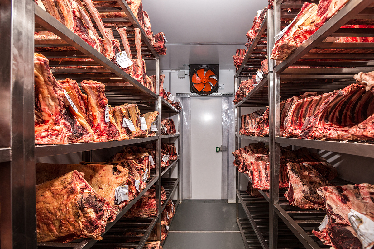 Мясной гастроном хранится при температуре. Склад мясной продукции. Хранение мясной продукции. Хранение мяса на складе. Холодильная камера для мяса.