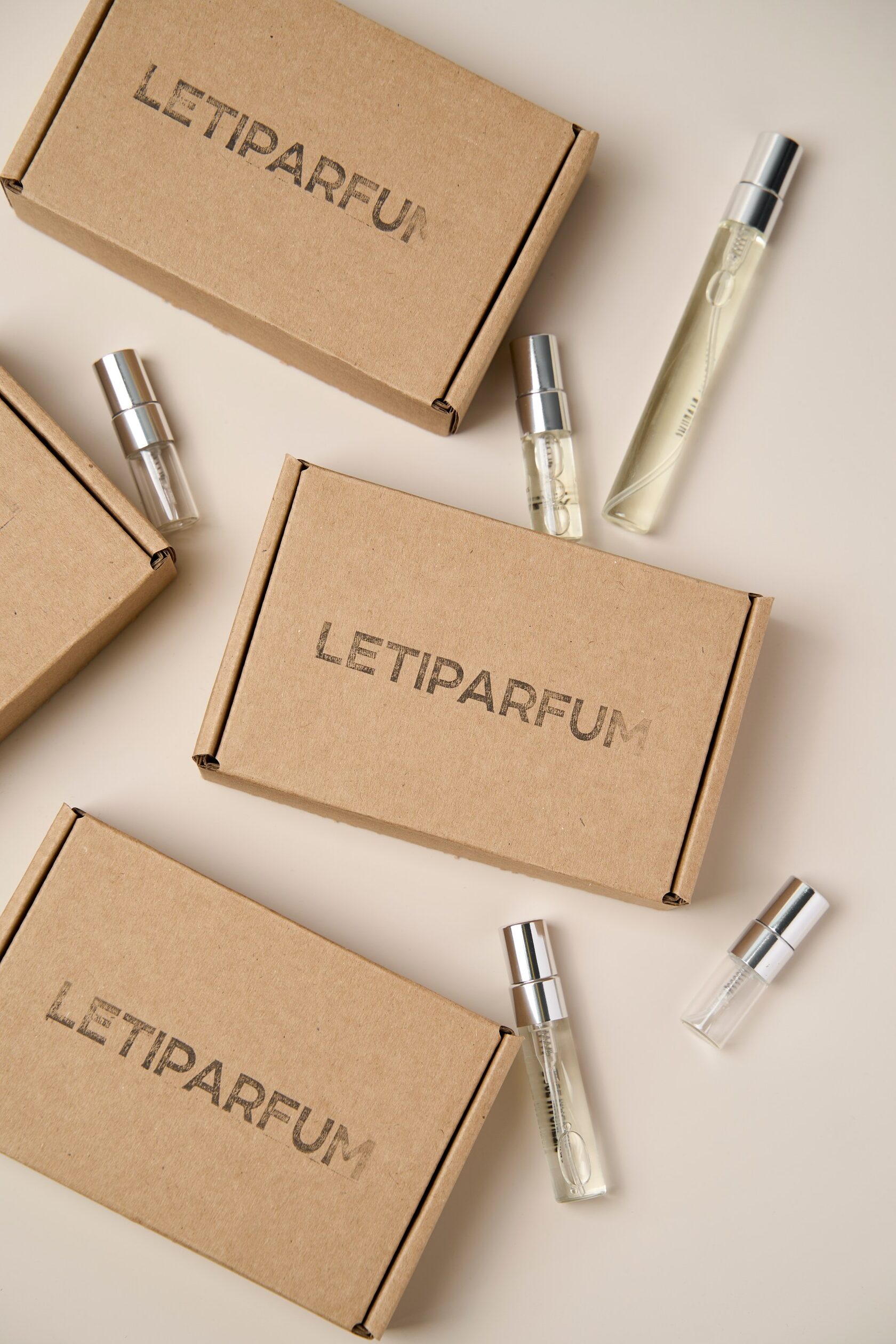упаковка заказов с отливантами LETIPARFUM