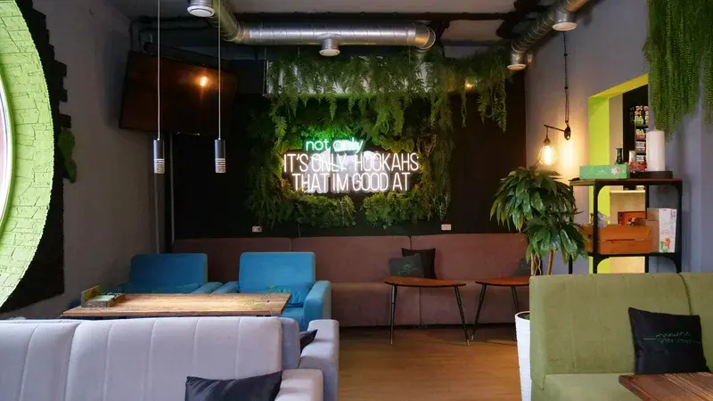 Фирменная зелёная стена Green Street на Жукова