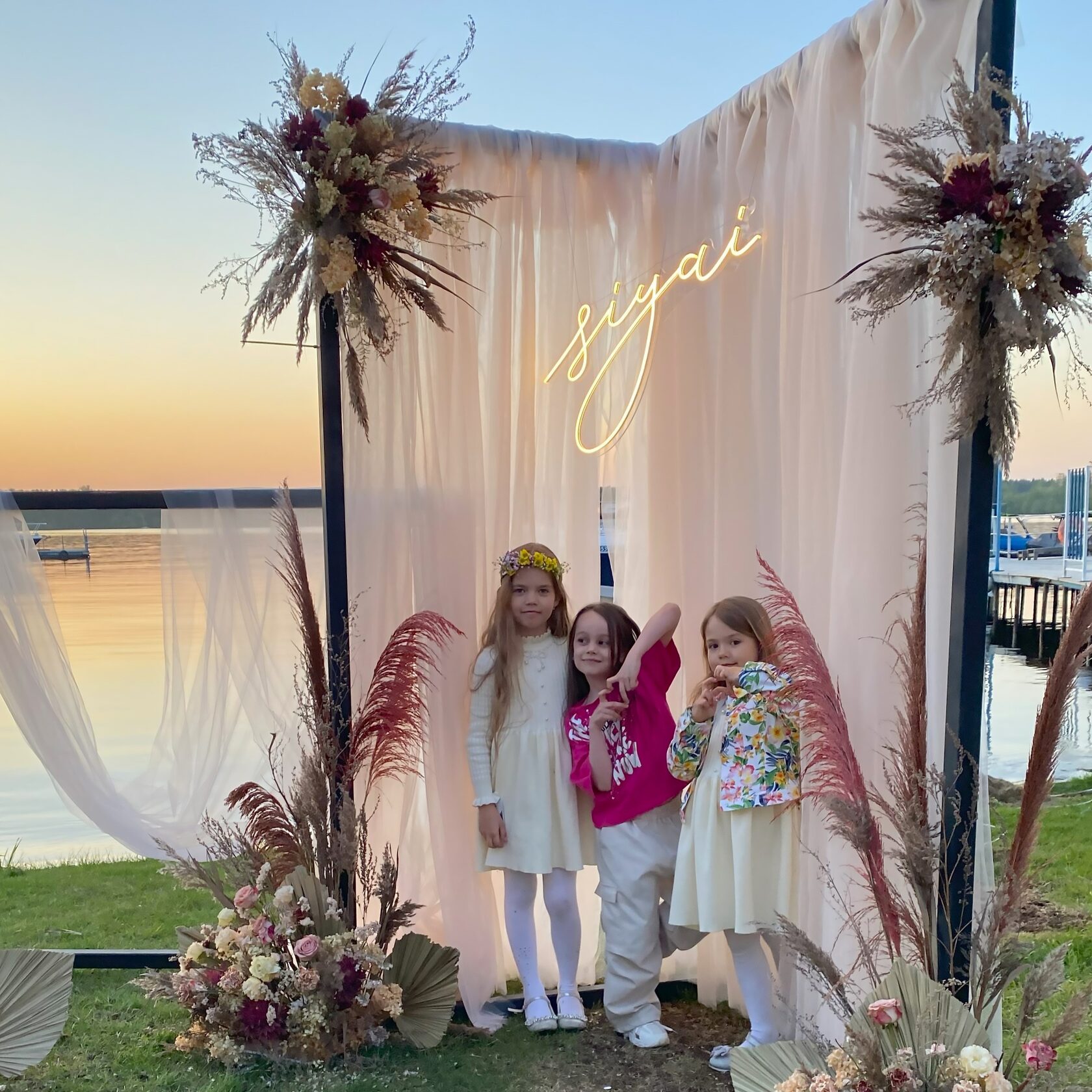 арка квадратная сухоцветы неоновая надпись