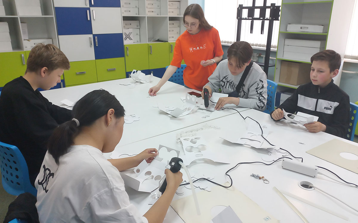 During the makers’ weekend in Chita, the kids took part in a workshop and made VR glasses.