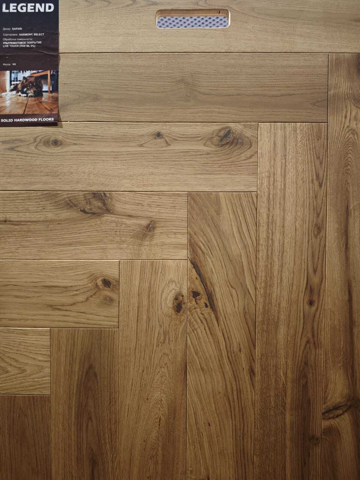 Инженерная доска Legend Parquet, оттенок Safari, формат английская ёлка. Натуральный дуб с ультраматовым лаковым покрытием. Эффект благородного дерева с лёгким брашем идеально подчёркивает диагональную геометрию укладки. Лучший выбор для классического интерьера в 2025 году.