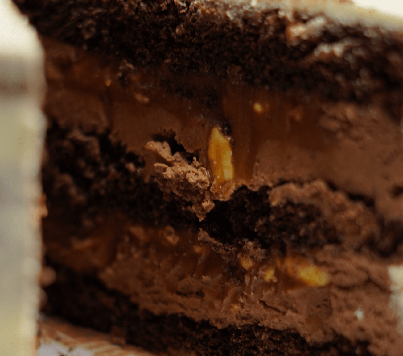 Фото торта Сникерс в разрезе
