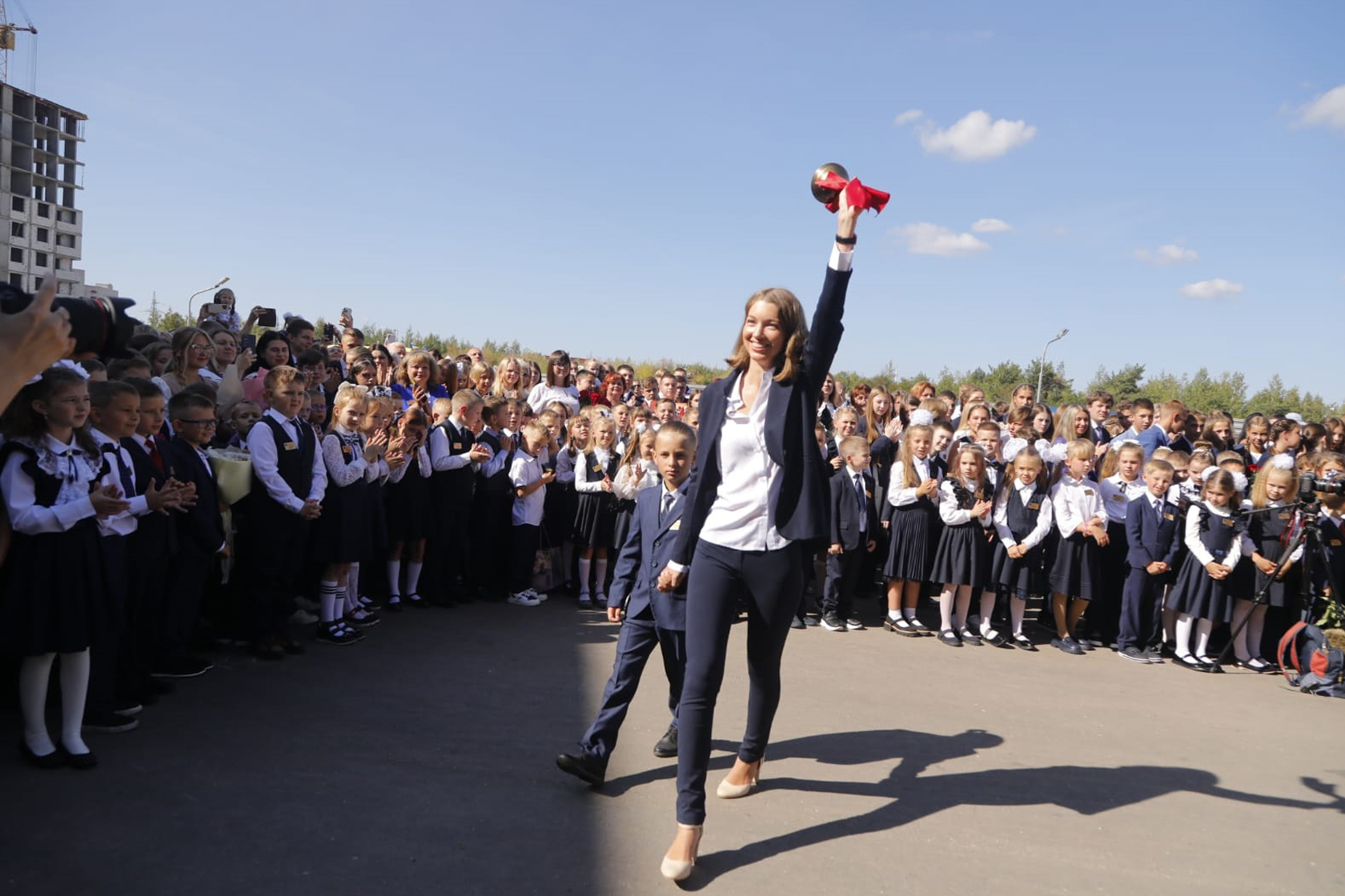 Школьная линейка 1 сентября. Линейка в нижнем новгороде 1 сентября. Первоклашки на линейке 1 сентября. Школа 800 нижний новгород. Гимназия 2 нижний новгород.
