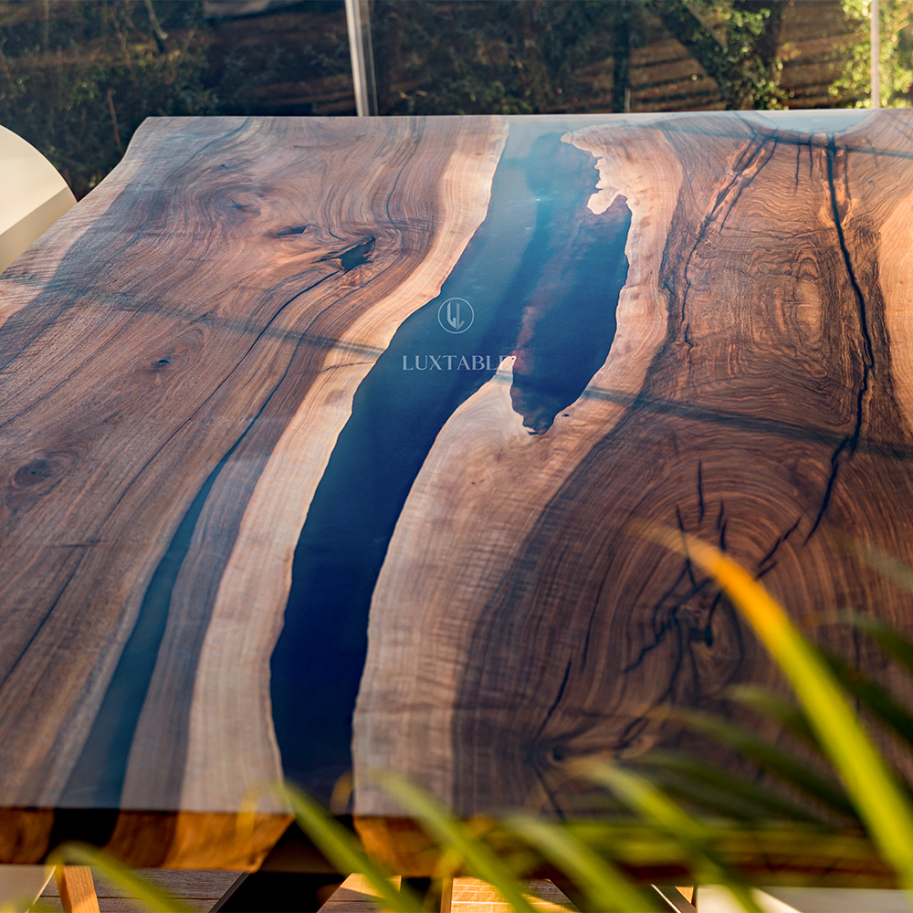 Epoxidharz Tische Alagoas aus europäischem Nussbaum und hellblauem Epoxidharz mit Metallic Effekt