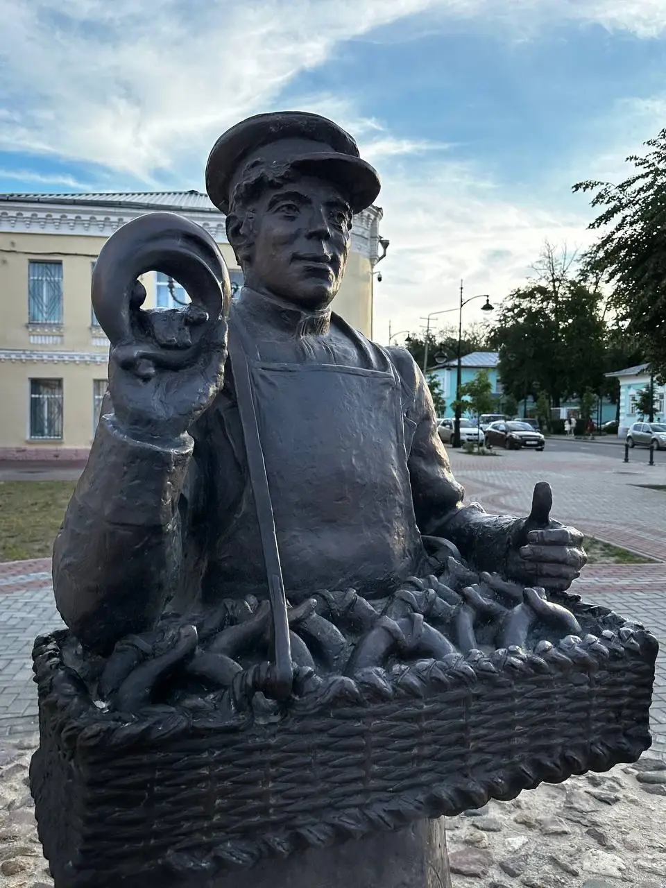 Скульптура калачника с корзиной калачей в Муроме