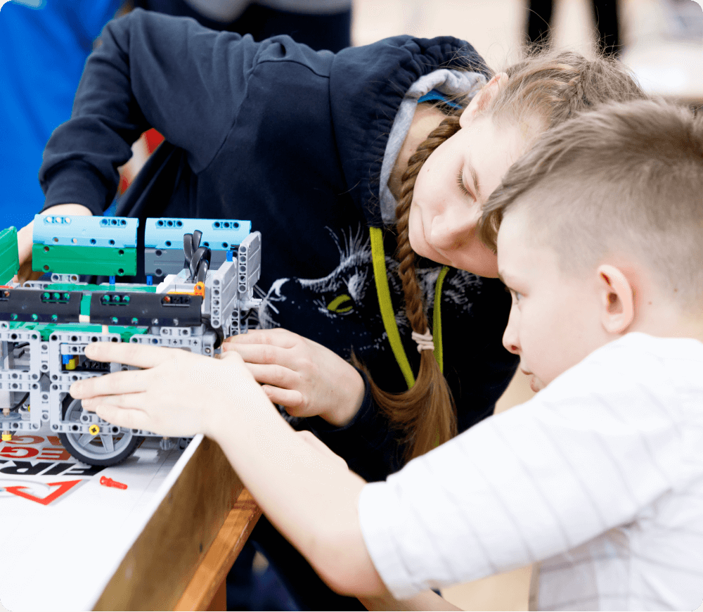 Занятия по робототехнике в детской школе программирования 