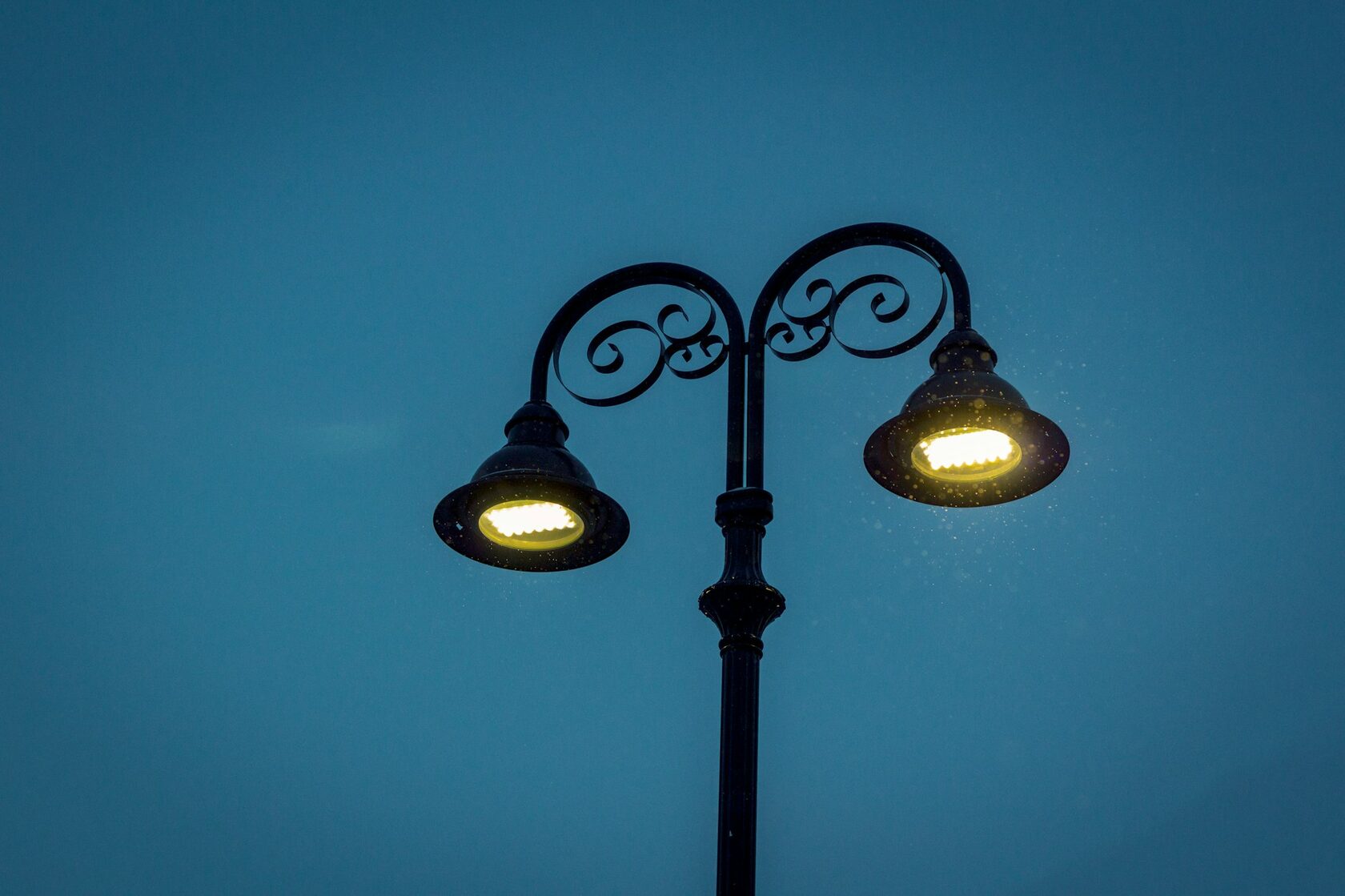 Современный LED светильник на опоре освещения