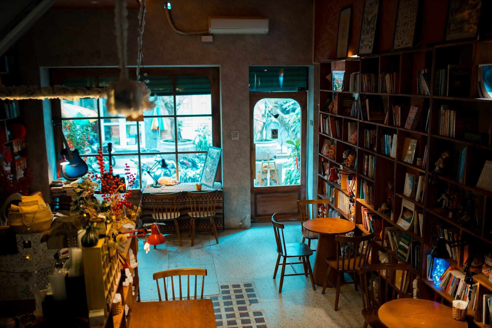 Уютное кафе с книгой