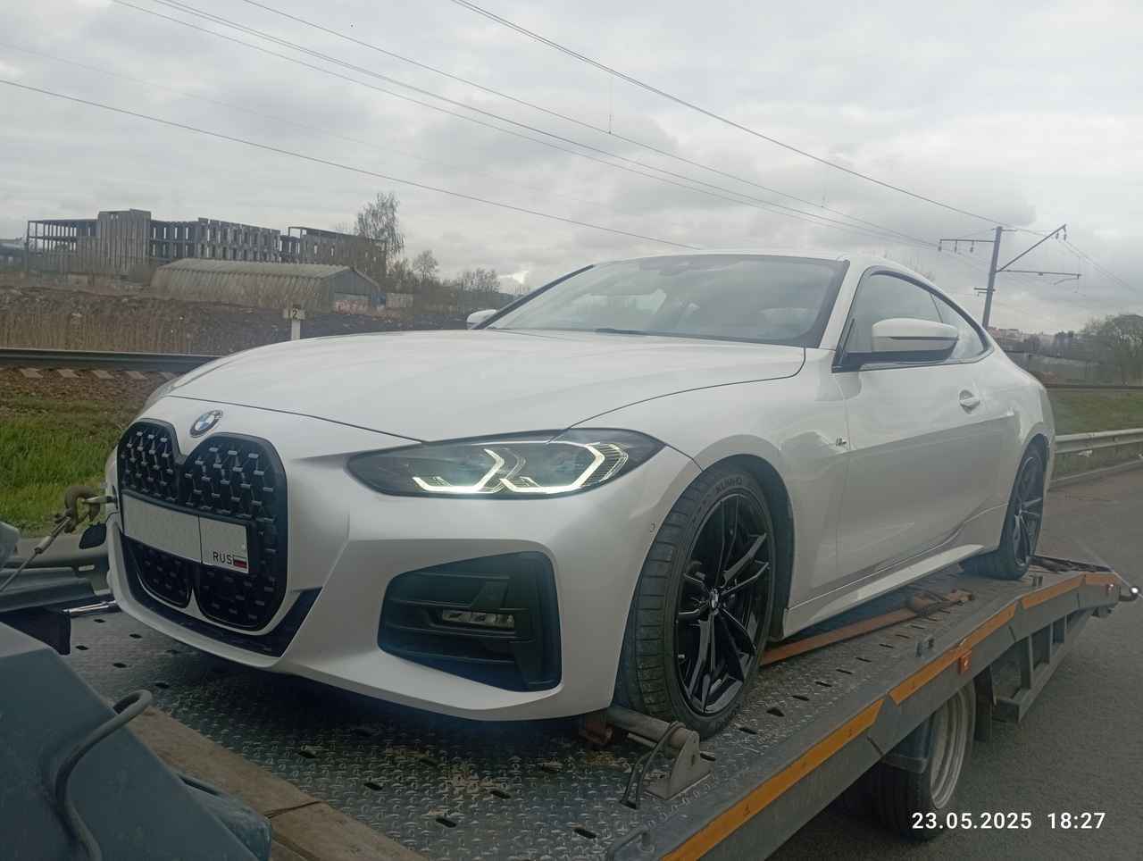 Эвакуация BMW 4 со Стародеревенской улицы в Приморском районе Санкт-Петербурга